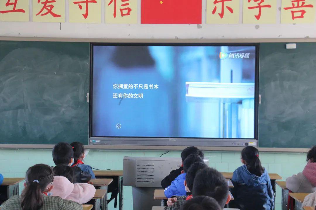 深度交流,畅言大衣哥朱之文参加活动获专人打伞,出名之后待遇显著提升